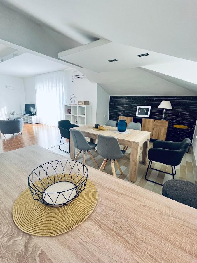 Sky - Beautiful Rooftop Apartment With Shared Pool Split Exterior foto